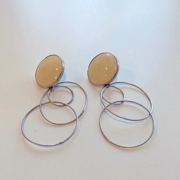Vintage White Button Interlocking Circle Hanging Earrings. EUC - Picture 2 of 2